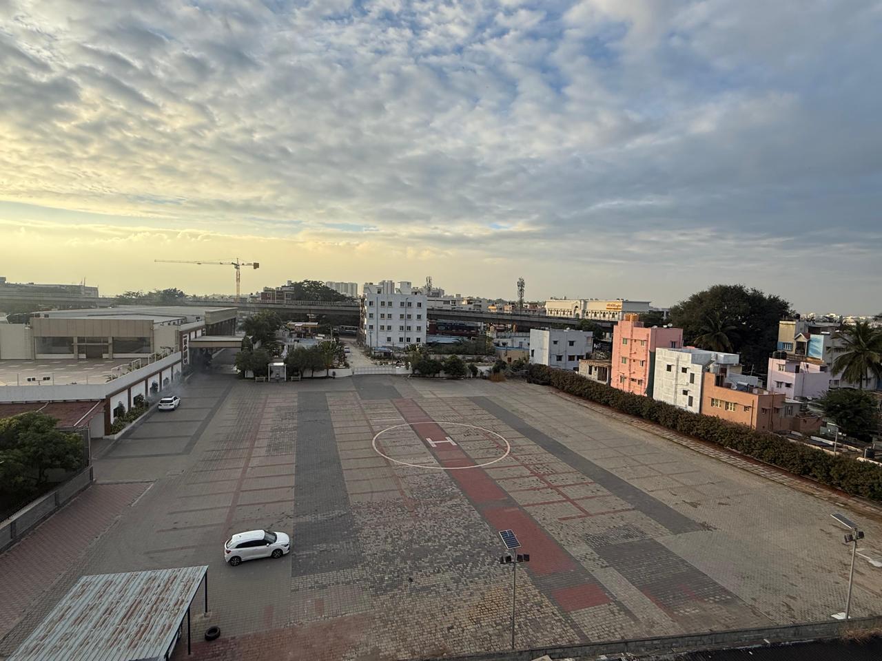 BRS GRANDEUR expansive parking area